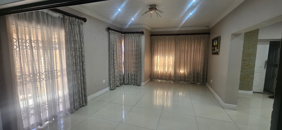 4 Bedroom Property for Sale in Roylglen Gardens Northern Cape